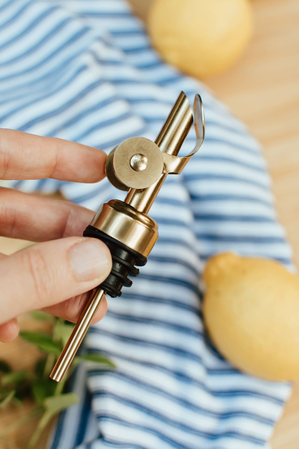 Zefiro - Self Closing Pour Spout - Gold