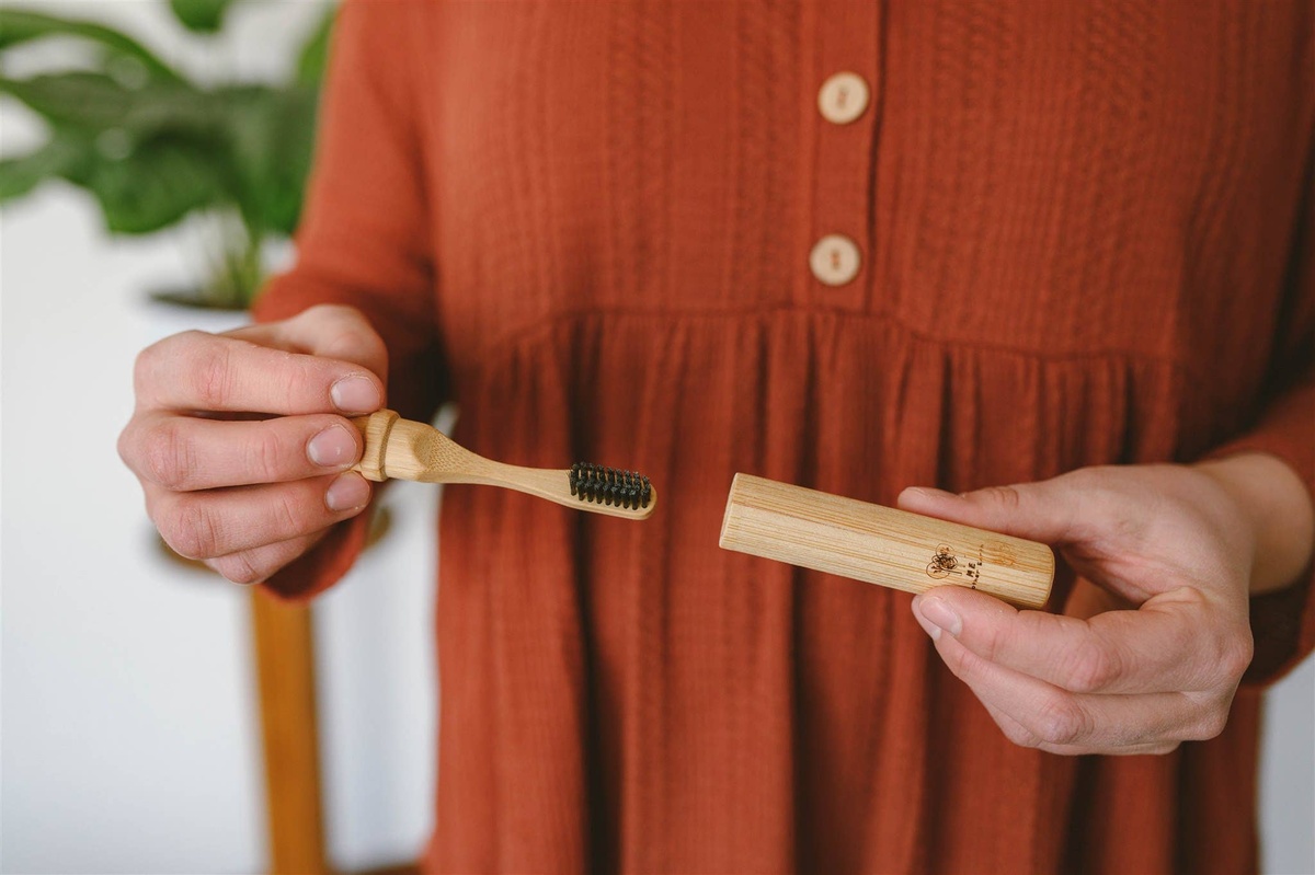 Me Mother Earth – All-in-One Bamboo Travel Toothbrush with Replaceable Head Me Mother Earth - All-in-One Bamboo Travel Toothbrush with Replaceable Head castor oil - image 3