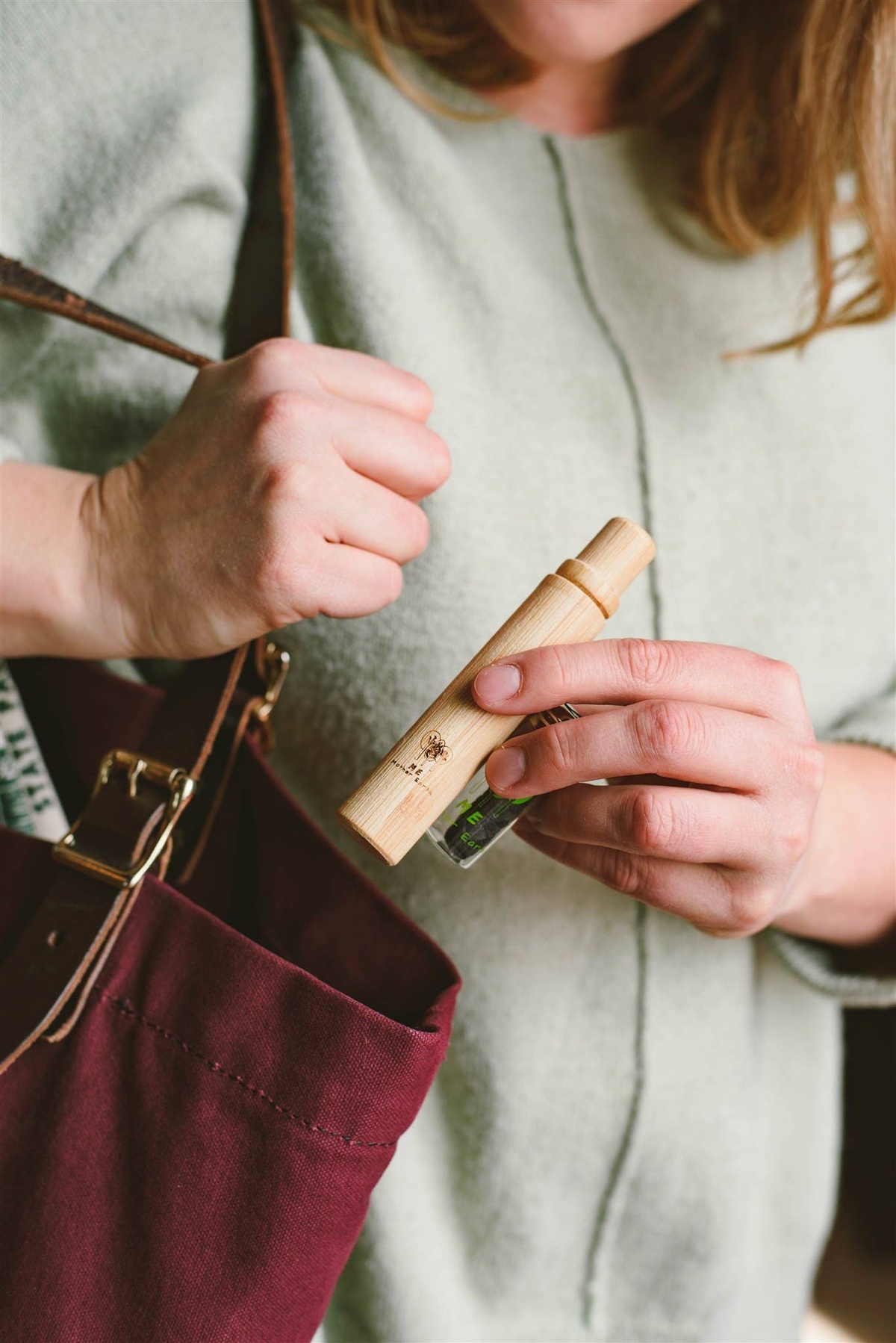 Me Mother Earth – All-in-One Bamboo Travel Toothbrush with Replaceable Head Me Mother Earth - All-in-One Bamboo Travel Toothbrush with Replaceable Head castor oil - image 4