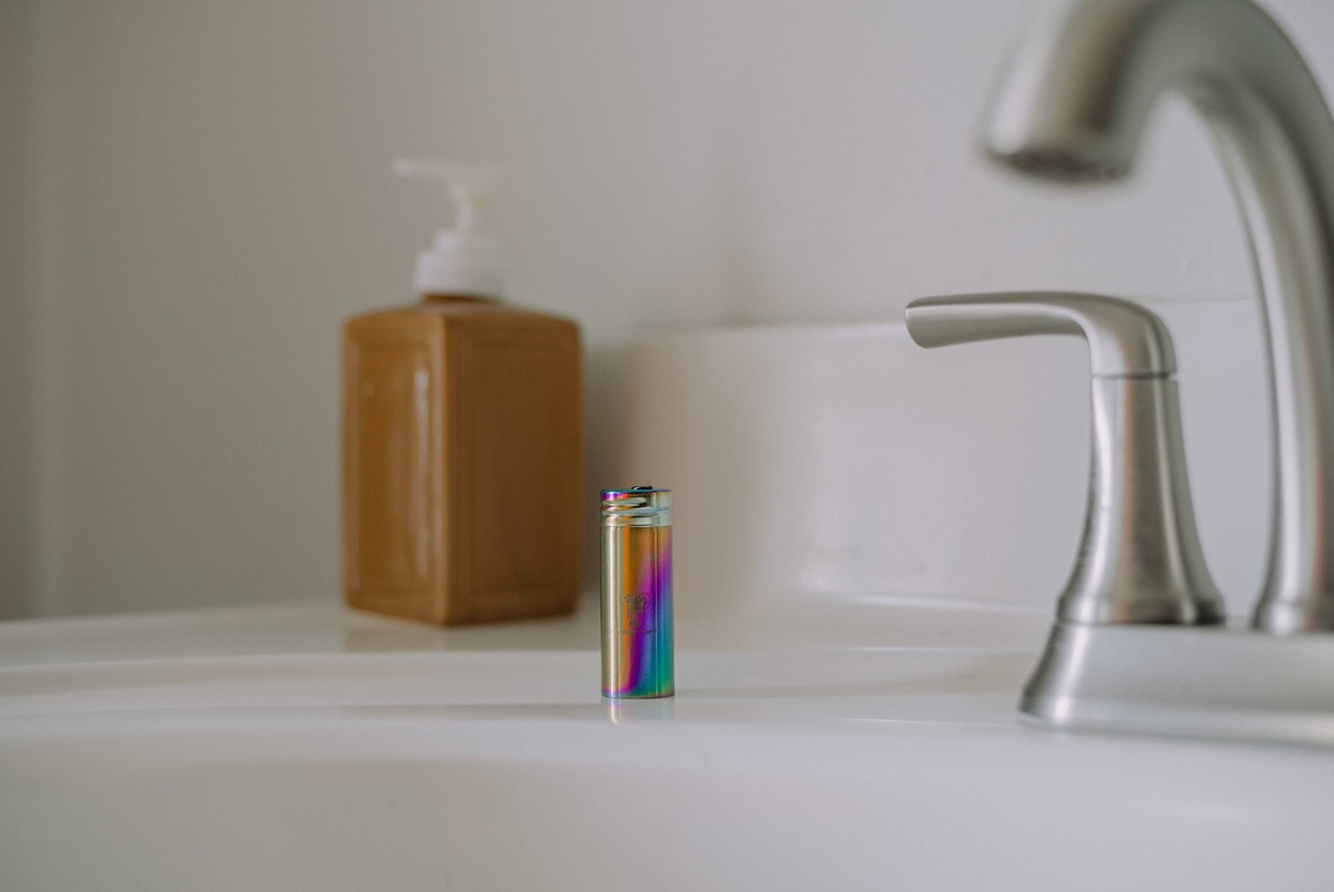 Me Mother Earth – Charcoal Dental Floss in Stainless Steel Dispenser Me Mother Earth - Charcoal Dental Floss in Stainless Steel Dispenser refillable - image 5