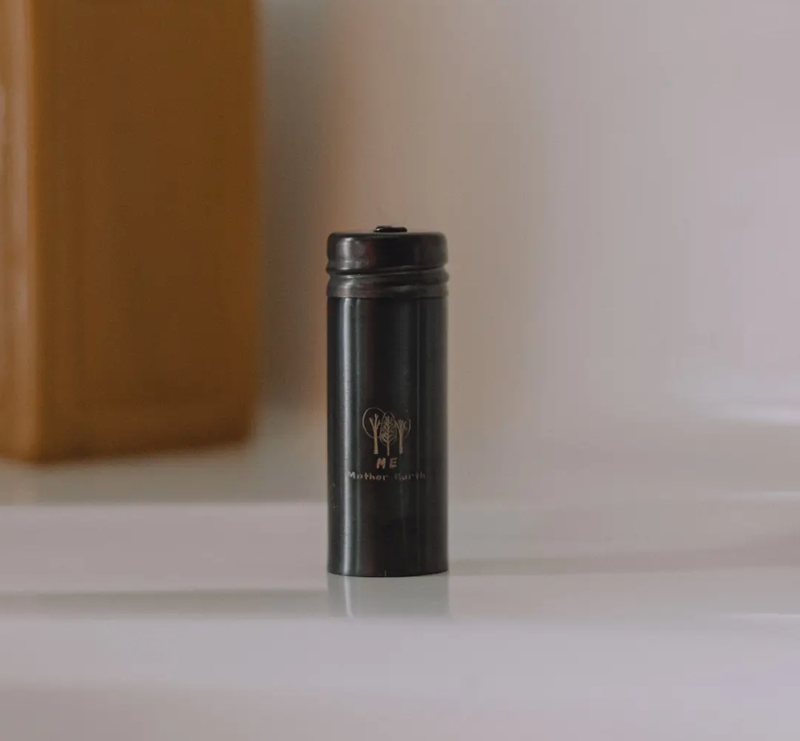 Me Mother Earth – Charcoal Dental Floss in Stainless Steel Dispenser Me Mother Earth - Charcoal Dental Floss in Stainless Steel Dispenser refillable
