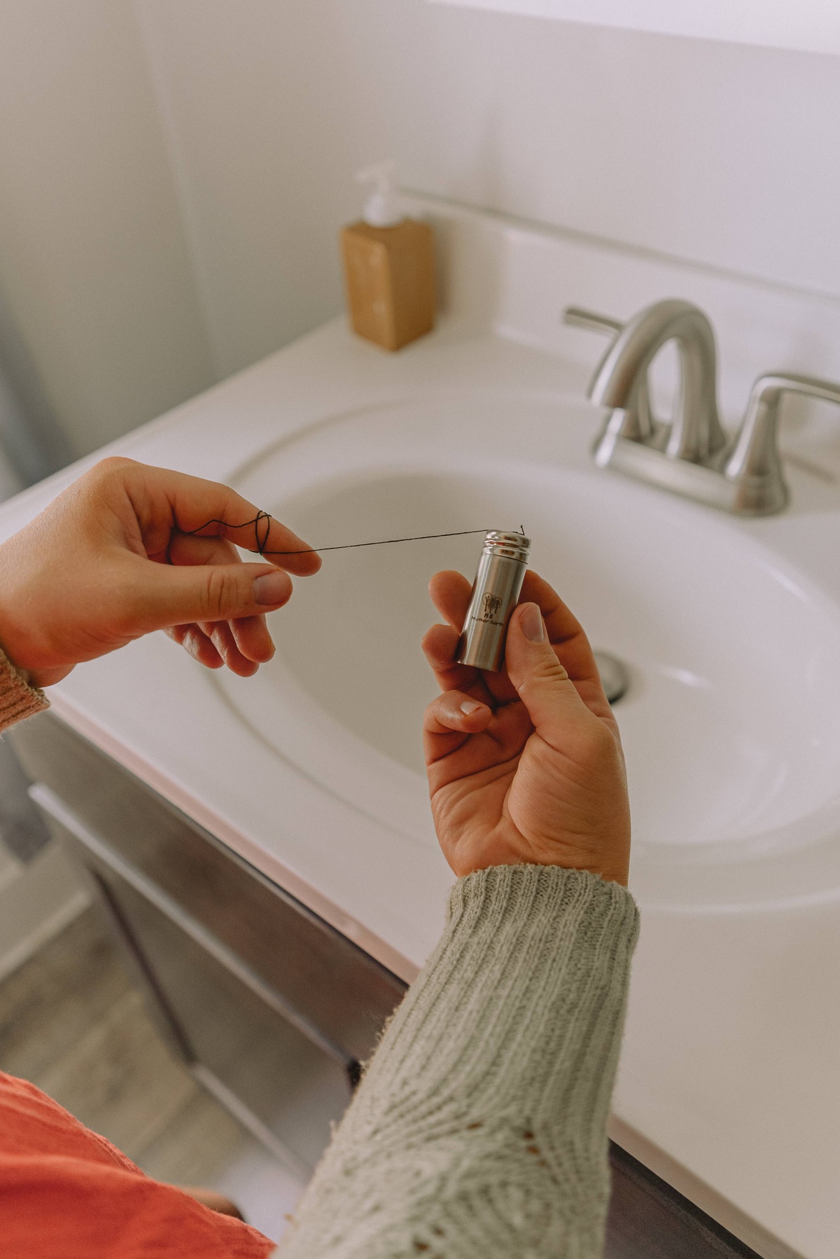 Me Mother Earth – Charcoal Dental Floss in Stainless Steel Dispenser Me Mother Earth - Charcoal Dental Floss in Stainless Steel Dispenser refillable - image 2
